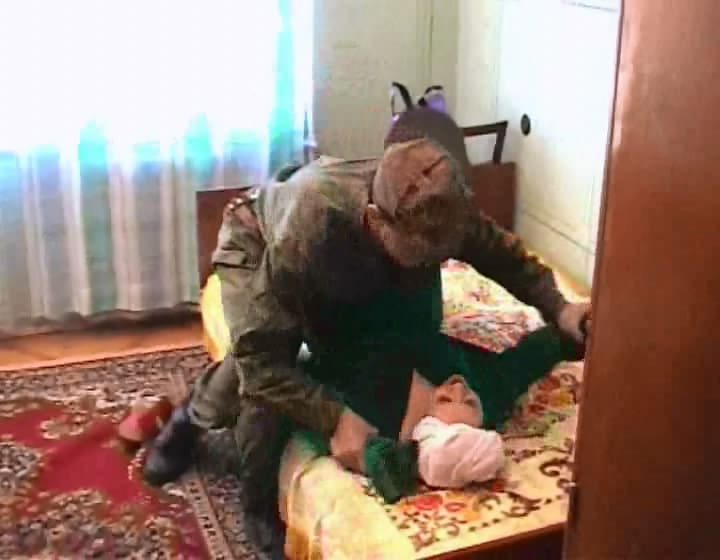 Soldier attack his captain's wife to rape her